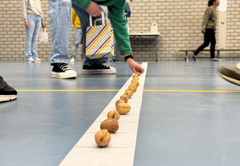 Zuidwoldigers schieten met noten en speuren naar eieren: een vrolijke paasmiddag!