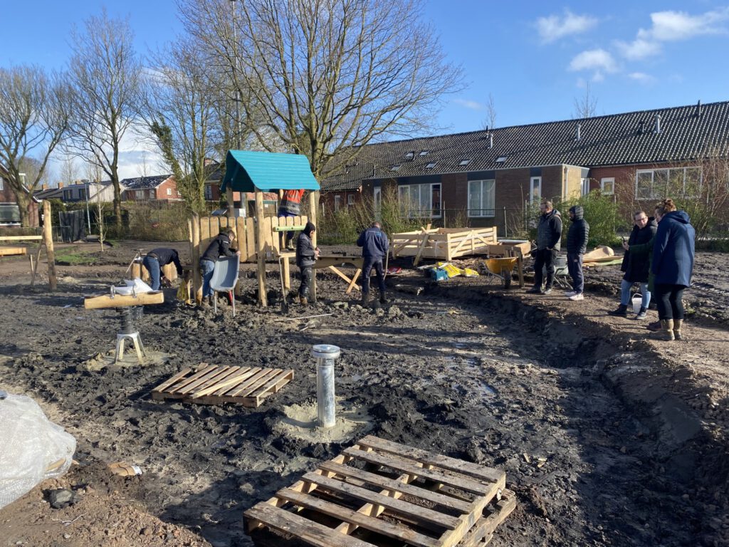 Dorpsbewoners helpen mee aan Het Akkerveld!
