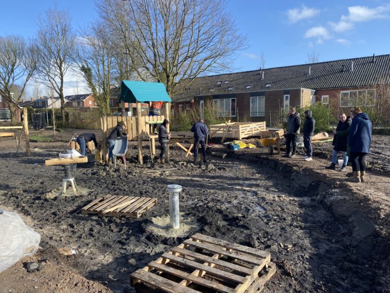 Dorpsbewoners helpen mee aan Het Akkerveld!