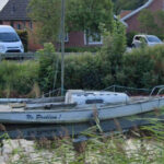 Gemeente treedt op tegen verwaarloosde boten in het Boterdiep