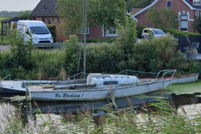 Gemeente treedt op tegen verwaarloosde boten in het Boterdiep